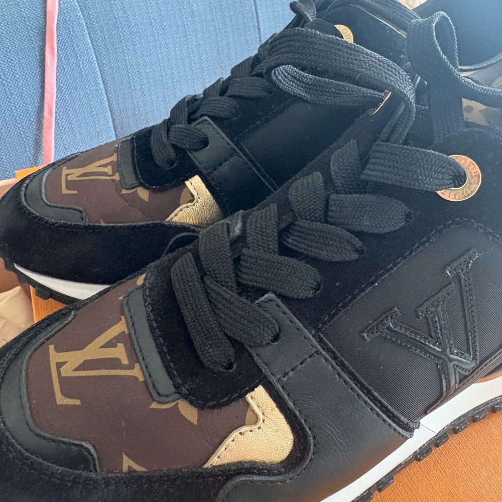 EUC- Iconic Louis Vuitton Runaway model Monogram Sneaker, 7.5 - Picture 4 of 14